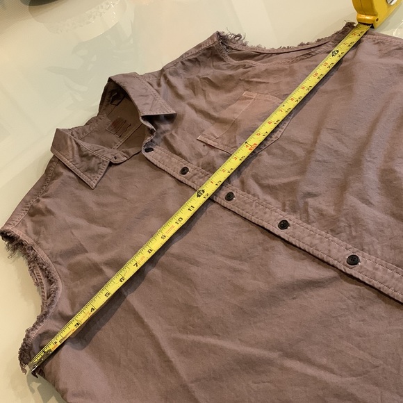 Levi - sleeveless shirt - small hole - Picture 3 of 6